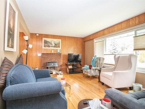 390 Dell Road, Kelowna, BC - Indoor Photo Showing Living Room With Fireplace