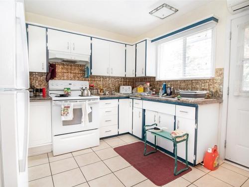 390 Dell Road, Kelowna, BC - Indoor Photo Showing Kitchen