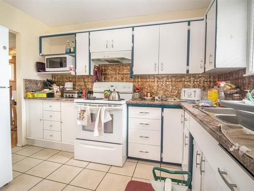 390 Dell Road, Kelowna, BC - Indoor Photo Showing Kitchen