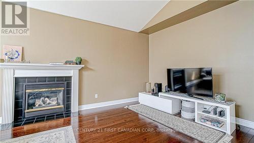 322 Chambers Place, London, ON - Indoor Photo Showing Living Room With Fireplace