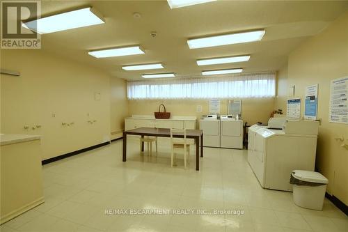 1610 - 2055 Upper Middle Road, Burlington, ON - Indoor Photo Showing Laundry Room