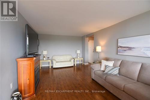 1610 - 2055 Upper Middle Road, Burlington, ON - Indoor Photo Showing Living Room