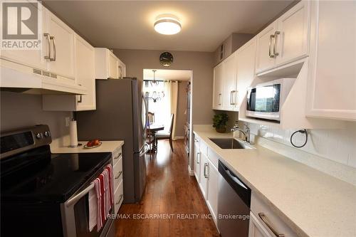 1610 - 2055 Upper Middle Road, Burlington, ON - Indoor Photo Showing Kitchen