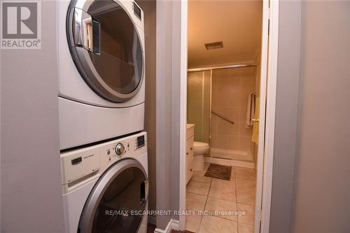 1610 - 2055 Upper Middle Road, Burlington, ON - Indoor Photo Showing Laundry Room