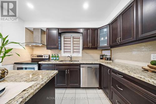 5464 Red Brush Drive, Mississauga, ON - Indoor Photo Showing Kitchen With Double Sink With Upgraded Kitchen