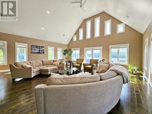 21565 West Lake Road, Prince George, BC - Indoor Photo Showing Living Room