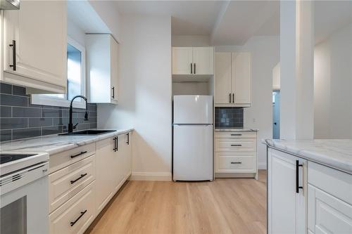 263 Kensington Avenue N, Hamilton, ON - Indoor Photo Showing Kitchen