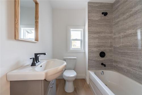 263 Kensington Avenue N, Hamilton, ON - Indoor Photo Showing Bathroom