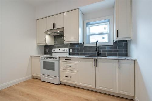 263 Kensington Avenue N, Hamilton, ON - Indoor Photo Showing Kitchen
