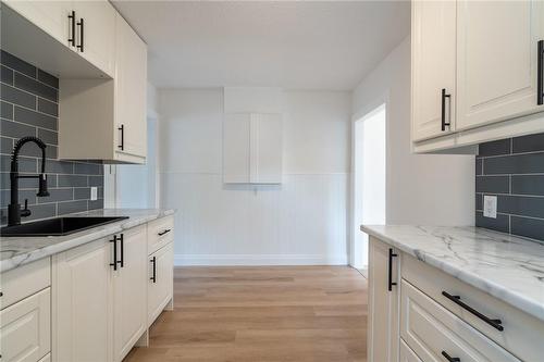 263 Kensington Avenue N, Hamilton, ON - Indoor Photo Showing Kitchen