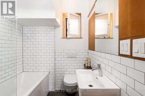 1402 Dundas Street W, Toronto, ON - Indoor Photo Showing Bathroom