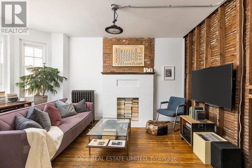 1402 Dundas Street W, Toronto, ON - Indoor Photo Showing Living Room