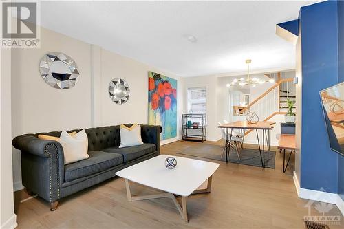 37 Myrand Avenue, Ottawa, ON - Indoor Photo Showing Living Room