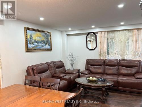 29 - 433 Silverstone Drive, Toronto, ON - Indoor Photo Showing Living Room