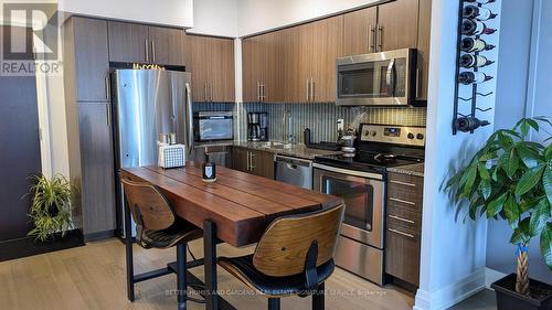 1013 - 55 Speers Road, Oakville, ON - Indoor Photo Showing Kitchen