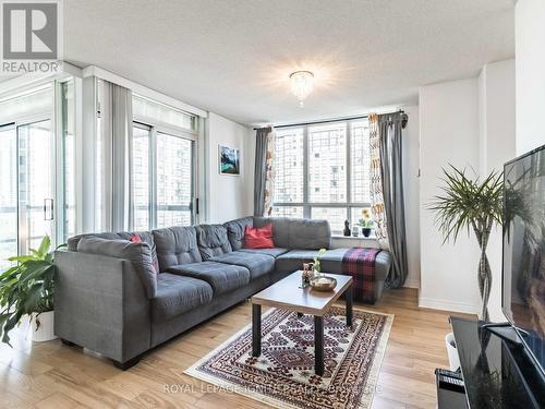 1711 - 156 Enfield Place, Mississauga, ON - Indoor Photo Showing Living Room