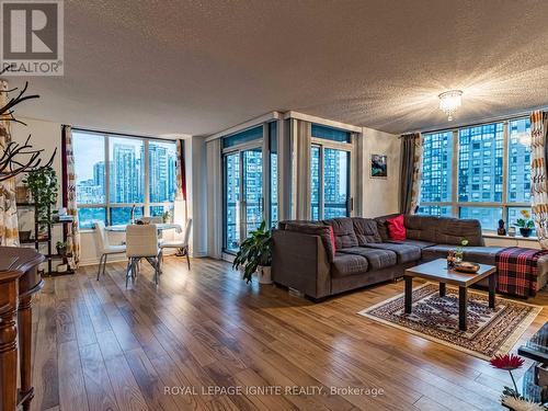 1711 - 156 Enfield Place, Mississauga, ON - Indoor Photo Showing Living Room