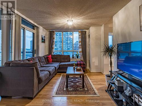 1711 - 156 Enfield Place, Mississauga, ON - Indoor Photo Showing Living Room