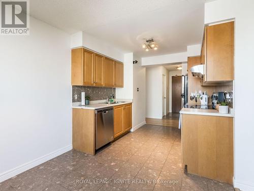 1711 - 156 Enfield Place, Mississauga, ON - Indoor Photo Showing Kitchen