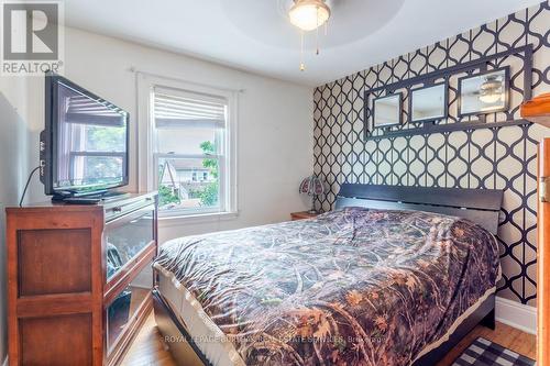 90 Tuxedo Avenue S, Hamilton, ON - Indoor Photo Showing Bedroom