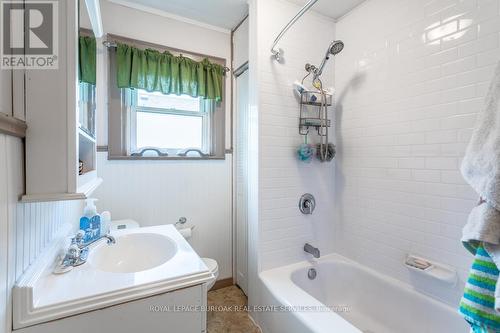 90 Tuxedo Avenue S, Hamilton, ON - Indoor Photo Showing Bathroom