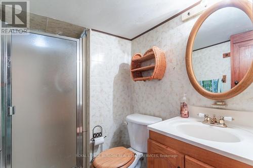 90 Tuxedo Avenue S, Hamilton, ON - Indoor Photo Showing Bathroom