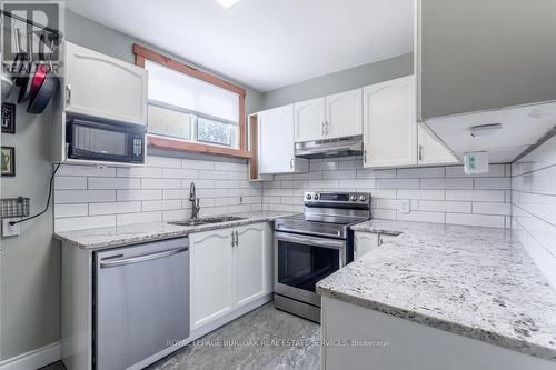 90 Tuxedo Avenue S, Hamilton, ON - Indoor Photo Showing Kitchen With Upgraded Kitchen