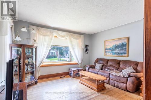 90 Tuxedo Avenue S, Hamilton, ON - Indoor Photo Showing Living Room