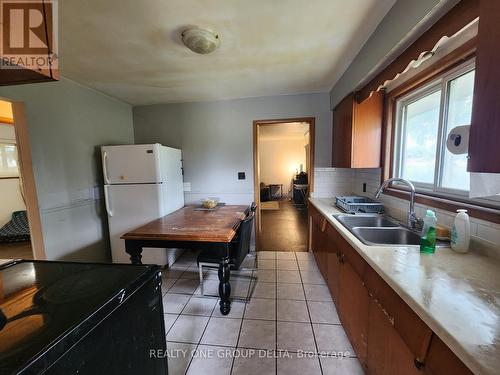 7121 Highway 124 Road S, Guelph/Eramosa, ON - Indoor Photo Showing Kitchen With Double Sink