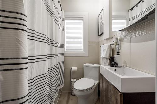 74 Clyde Street, Hamilton, ON - Indoor Photo Showing Bathroom