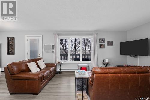 6 20 18Th Street W, Prince Albert, SK - Indoor Photo Showing Living Room