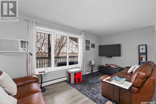 6 20 18Th Street W, Prince Albert, SK - Indoor Photo Showing Living Room