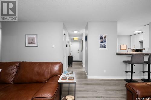 6 20 18Th Street W, Prince Albert, SK - Indoor Photo Showing Living Room