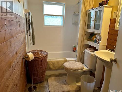 510 Duffield Street W, Moose Jaw, SK - Indoor Photo Showing Bathroom
