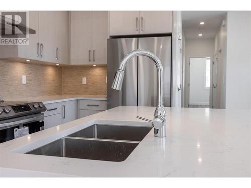 258 Bentgrass Avenue, Oliver, BC - Indoor Photo Showing Kitchen With Double Sink With Upgraded Kitchen