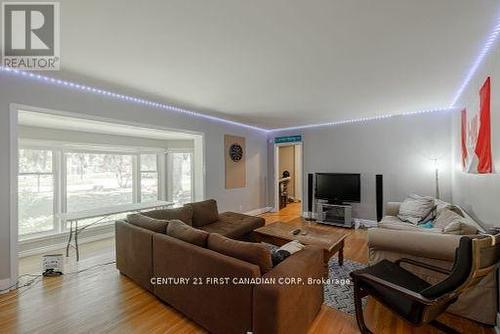 543 Canterbury Road, London, ON - Indoor Photo Showing Living Room