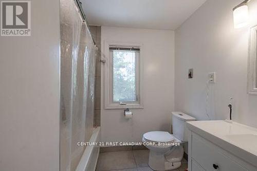 543 Canterbury Road, London, ON - Indoor Photo Showing Bathroom