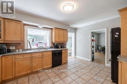543 Canterbury Road, London, ON - Indoor Photo Showing Kitchen With Double Sink
