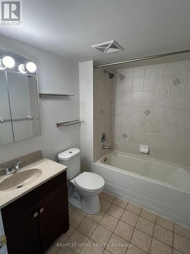 1911 - 4889 Kimbermount Avenue, Mississauga, ON - Indoor Photo Showing Bathroom