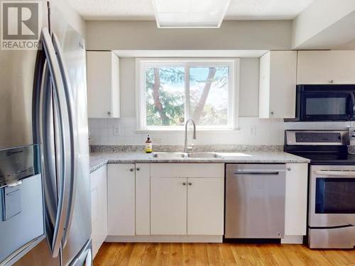 3437 Cariboo Ave, Powell River, BC - Indoor Photo Showing Kitchen With Double Sink