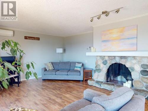 3437 Cariboo Ave, Powell River, BC - Indoor Photo Showing Living Room