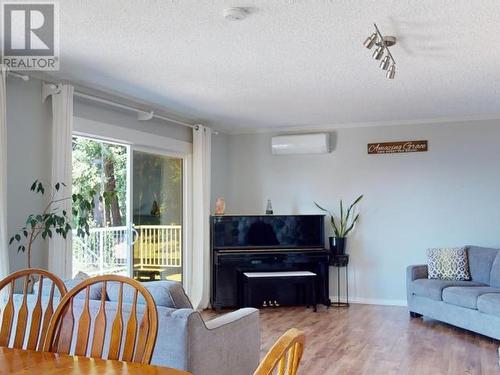 3437 Cariboo Ave, Powell River, BC - Indoor Photo Showing Living Room