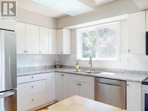 3437 Cariboo Ave, Powell River, BC - Indoor Photo Showing Kitchen With Double Sink