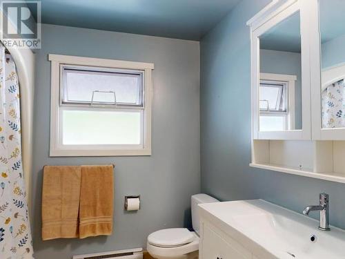 3437 Cariboo Ave, Powell River, BC - Indoor Photo Showing Bathroom