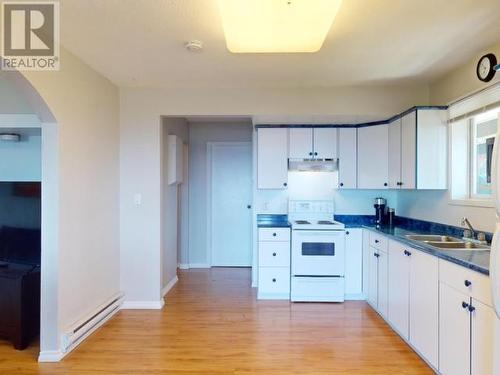 3437 Cariboo Ave, Powell River, BC - Indoor Photo Showing Kitchen With Double Sink