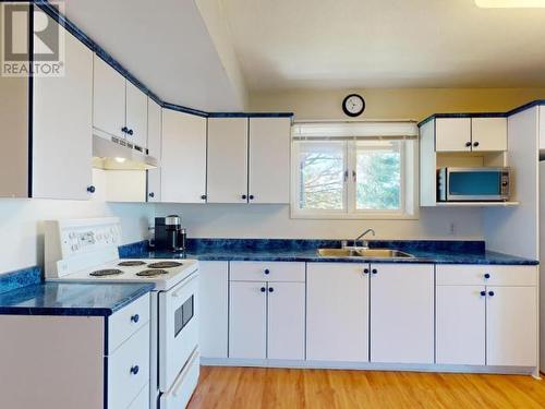 3437 Cariboo Ave, Powell River, BC - Indoor Photo Showing Kitchen With Double Sink