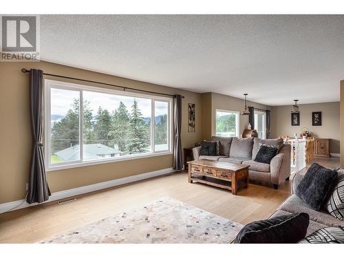 3354 Mcginnis Road, Westbank, BC - Indoor Photo Showing Living Room