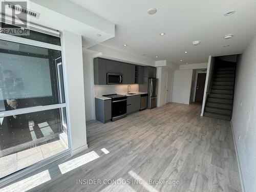 124 - 251 Manitoba Street, Toronto, ON - Indoor Photo Showing Kitchen