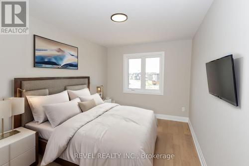 110 Elvira Way, Thorold, ON - Indoor Photo Showing Bedroom