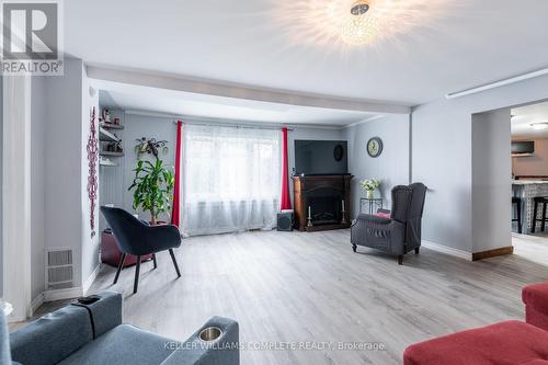 5778 Peer Street, Niagara Falls, ON - Indoor Photo Showing Living Room With Fireplace